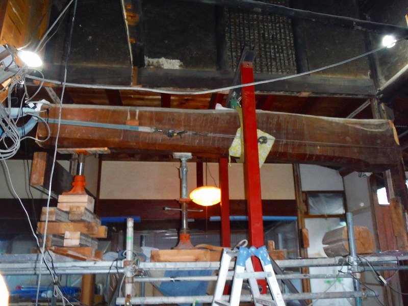 構造・丸太梁・差し鴨居加工